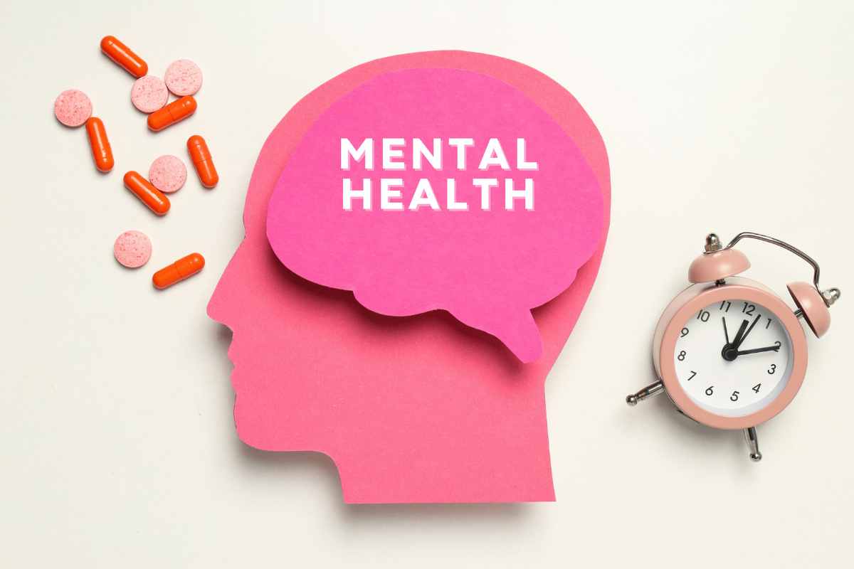 Immagine grafica di una testa con scritto mental health nel cervello, una sveglia e delle pillole