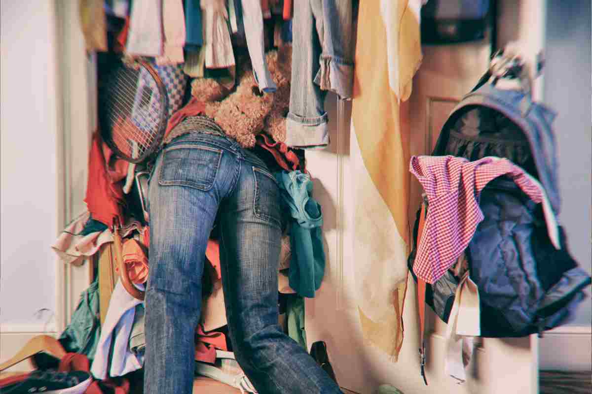 donna cerca qualcosa nel disordine