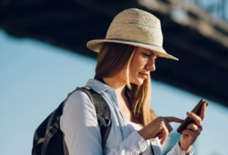turista che controlla qualcosa sul cellulare