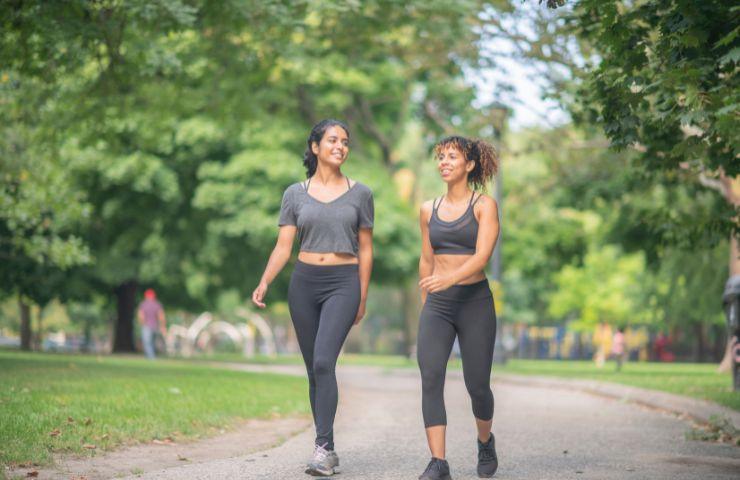 due ragazze che camminano