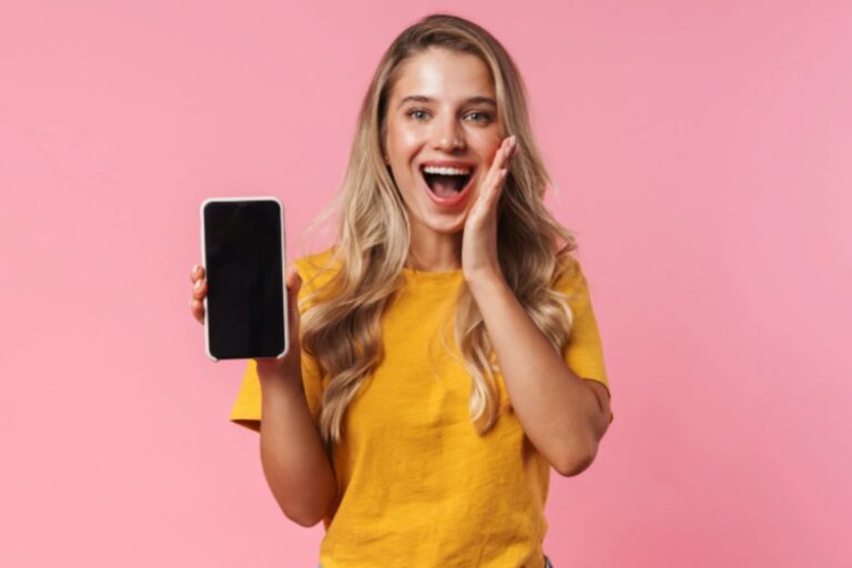 donna felice che mostra il cellulare