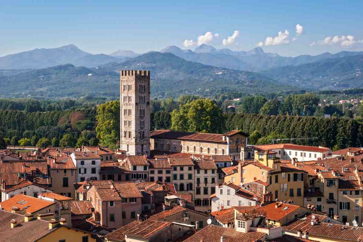 Una foto dall'alto della citta italiana di Lucca