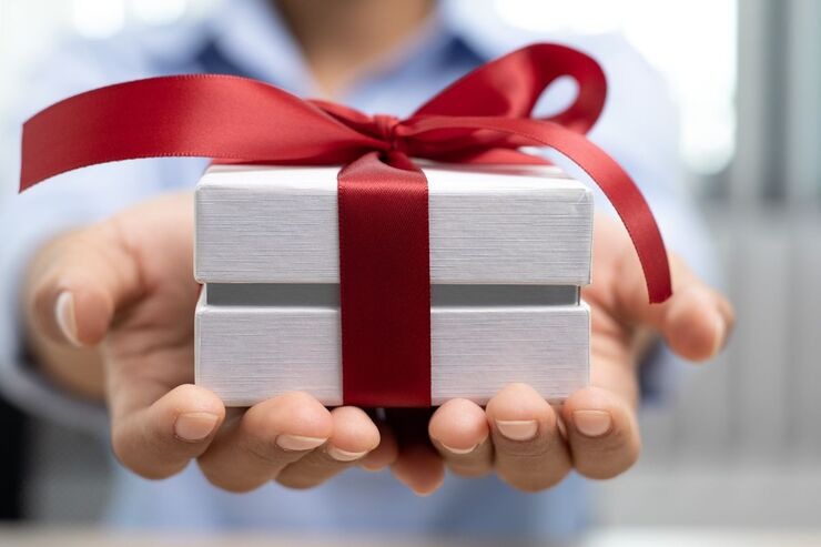 Pacchetto regalo con fiocco rosso 