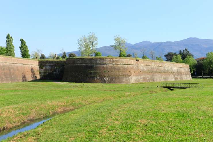 una foto delle antiche mura della città di Lucca