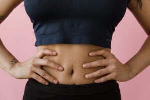 una ragazza che mostra la pancia piatta